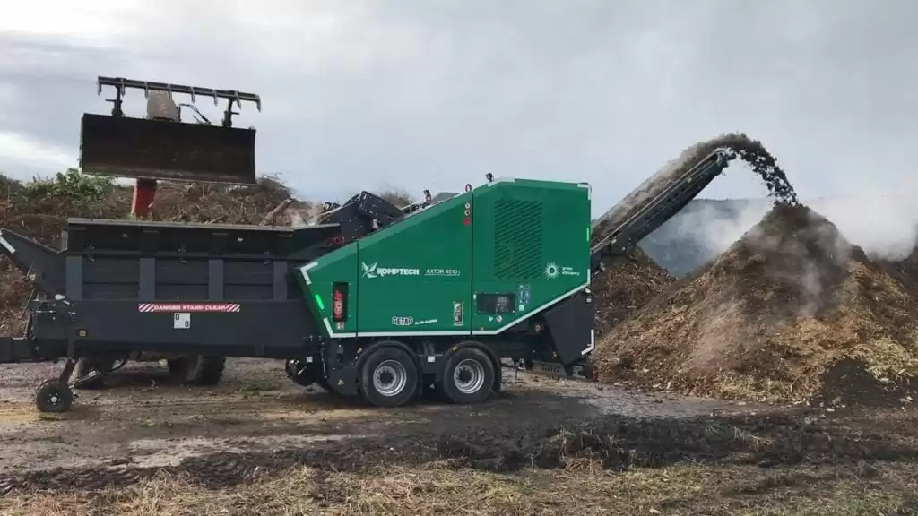 Axtor4510_Schnelläufer_Schredder_Hacker_Beschickung_Compostière-Val-de-Ruz-e1585149650859