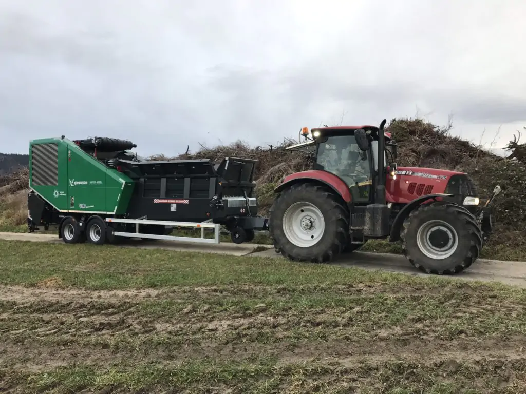 Axtor4510_Schnelllaeufer_Schredder_Hacker_Transport_Trailer_Traktor_-Compostiere-Val-de-Ruz-e1585149682310