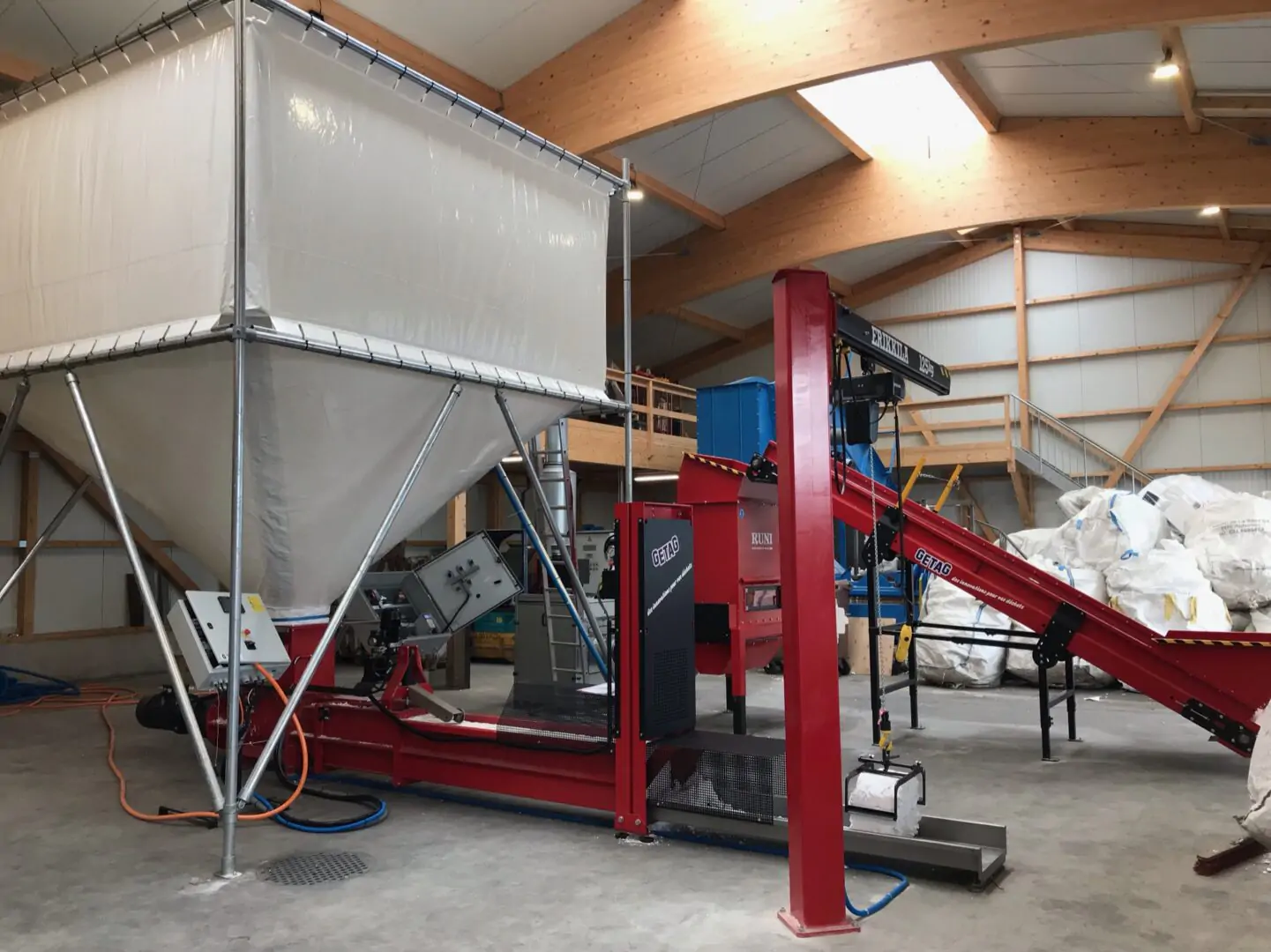 RUNI_SK 370_Silo_Kran_Schneckenverdichter_Förderband_Gebläse_gepresster Block_Henny