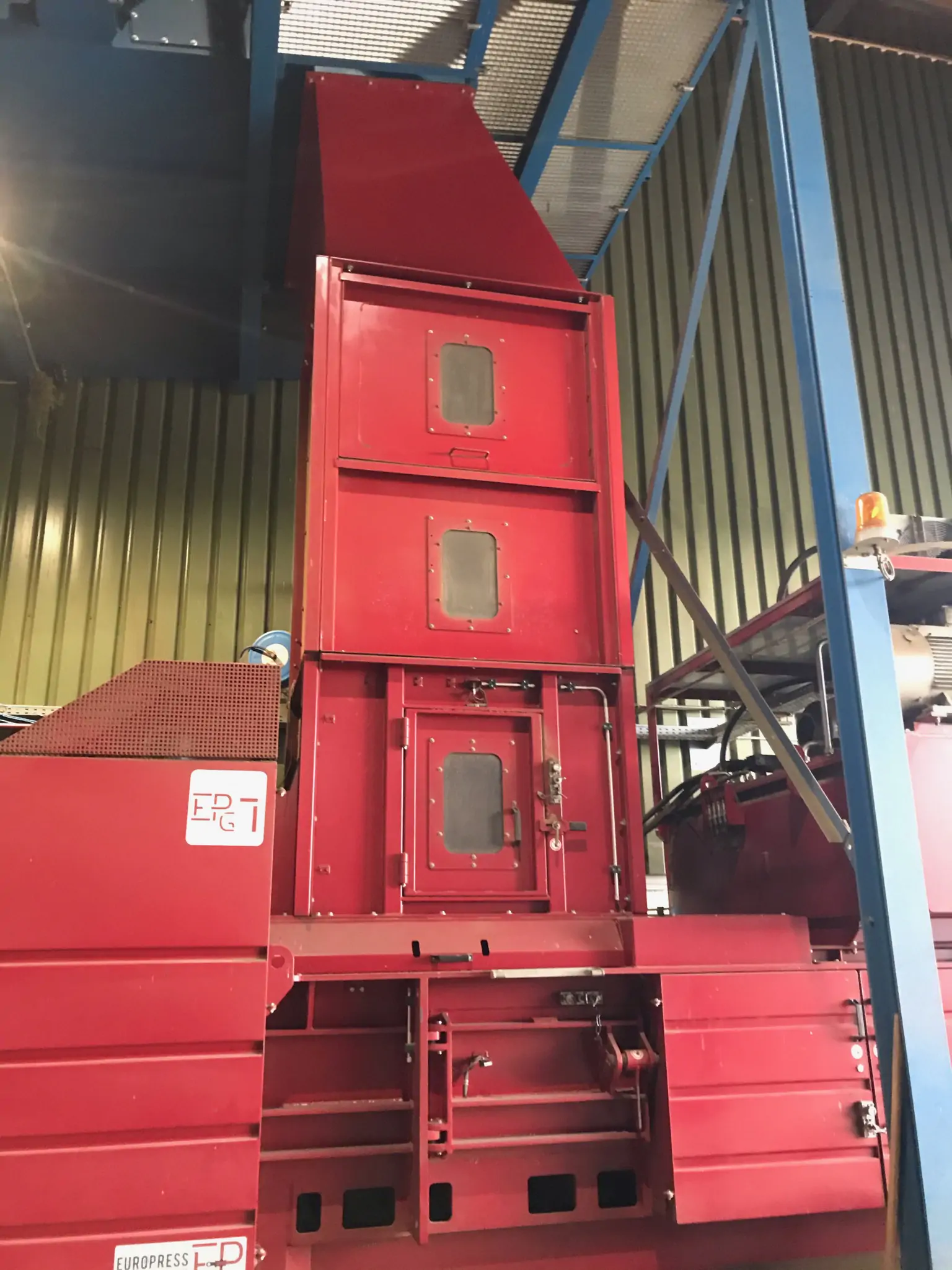 Europress_Kanalballenpresse mit Garnabbindung_Trichter