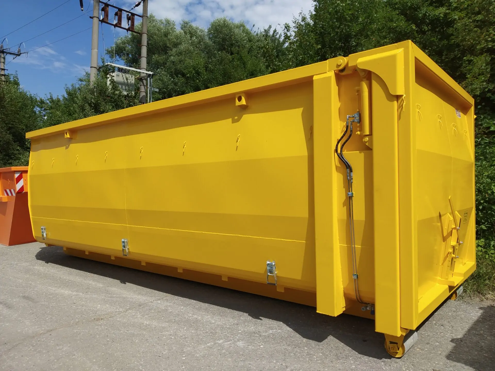 Abrollcontainer BOS mit hydraulische Klappe spantenlos