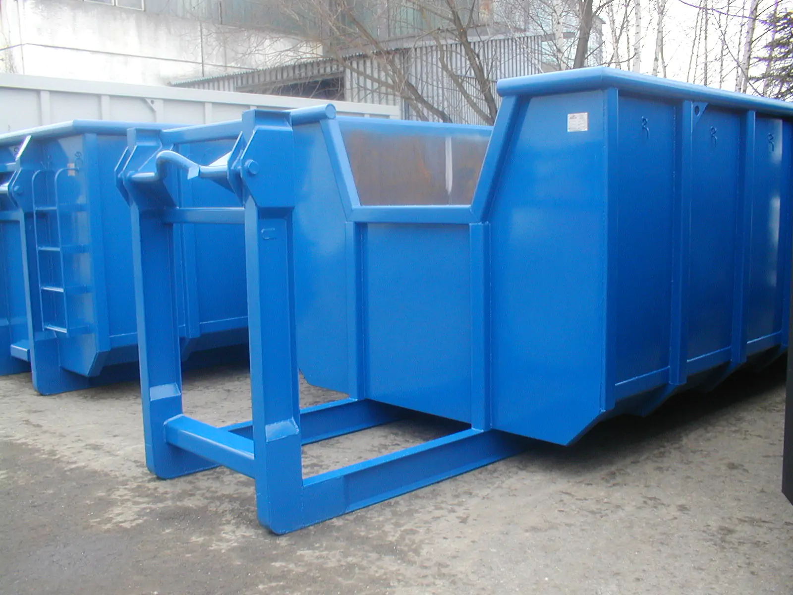 Abrollcontainer mit Kranausschnitt