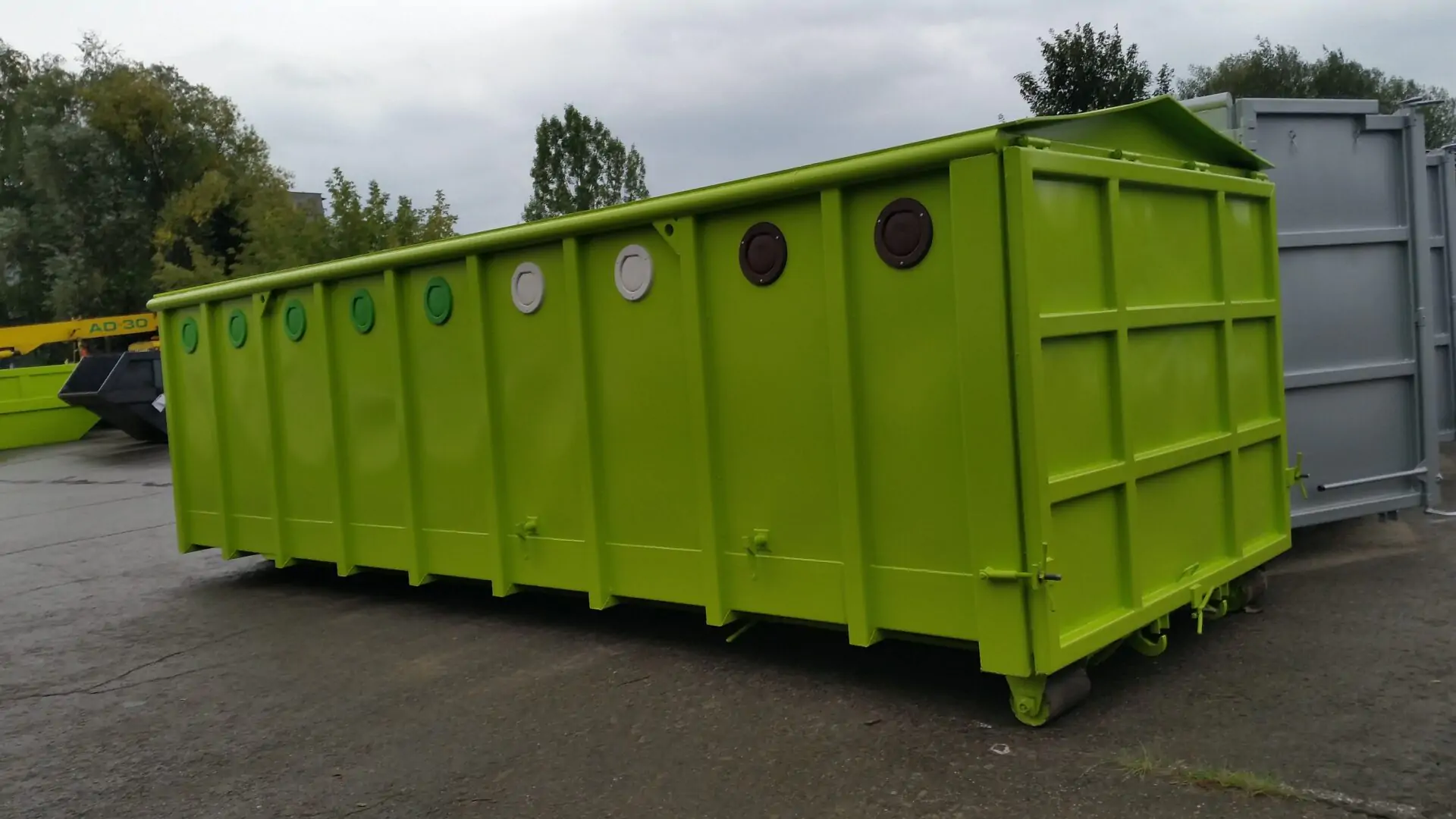 Glascontainer mit PE-Klappen und Pendeltuere