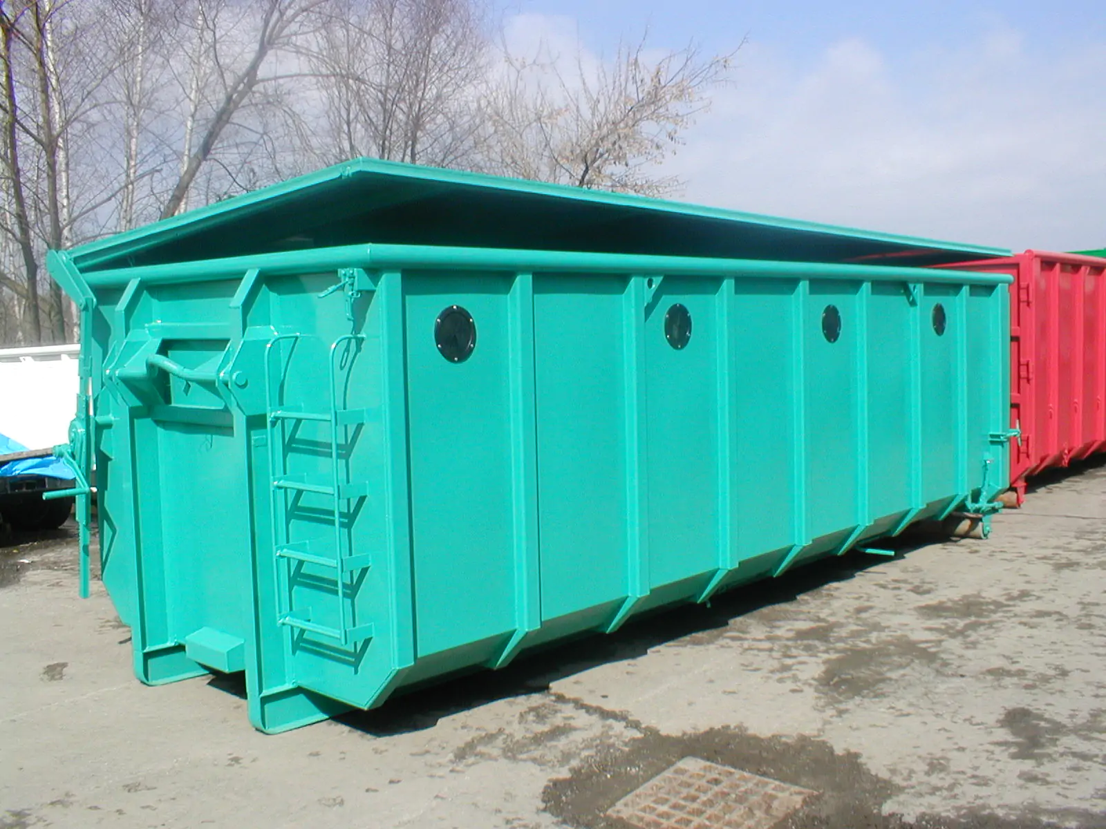 Glassammelcontainer mit Windenhubdach