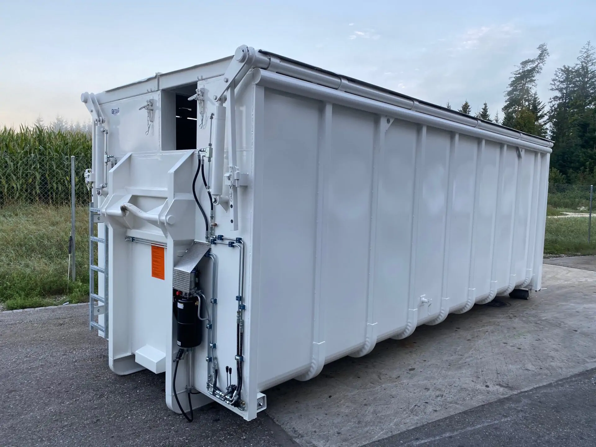 Spezialcontainer WHD elektrisch m.Kranausschnitt