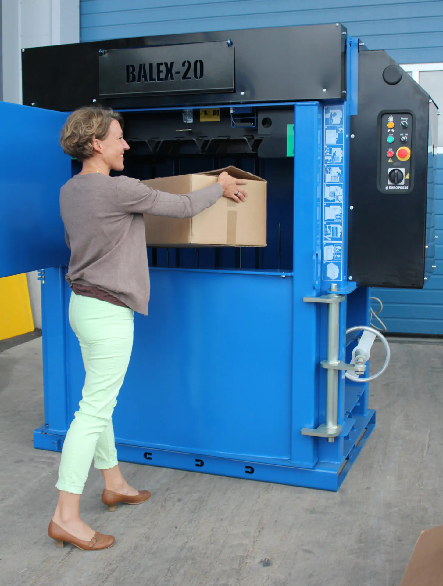Balex_Vertikalballenpresse_Typ Balex-20 in use -web