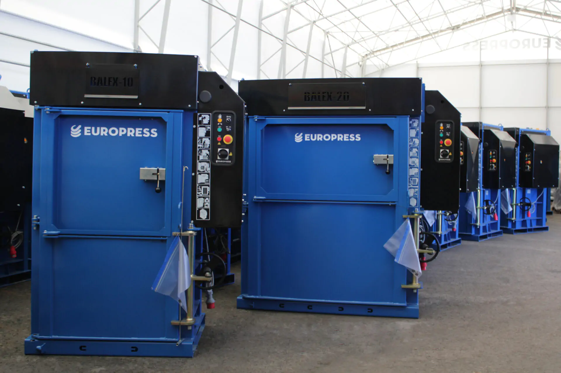 Balex Vertikalballenpresse_balers in storage -web